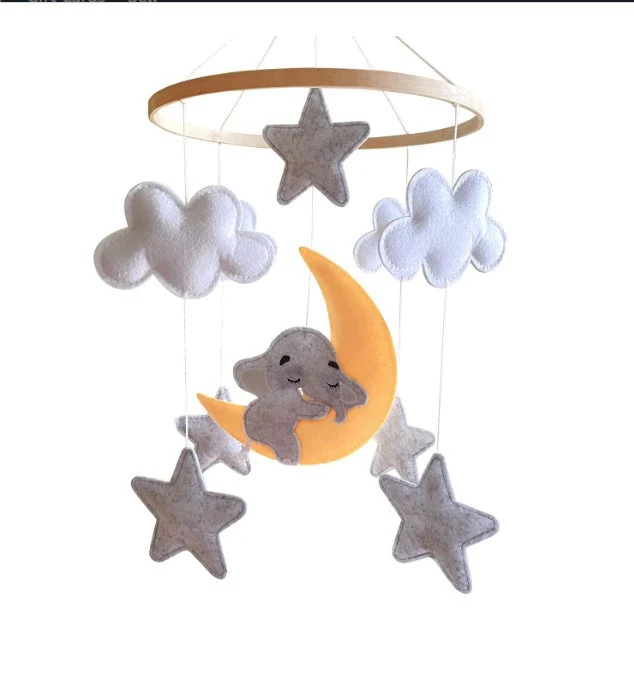 Wiegmobiel met vilten ornamenten voor baby's. Kalmeert en stimuleert zachtjes met levendige kleuren en charmante ontwerpen. Perfect cadeau. — foto 3