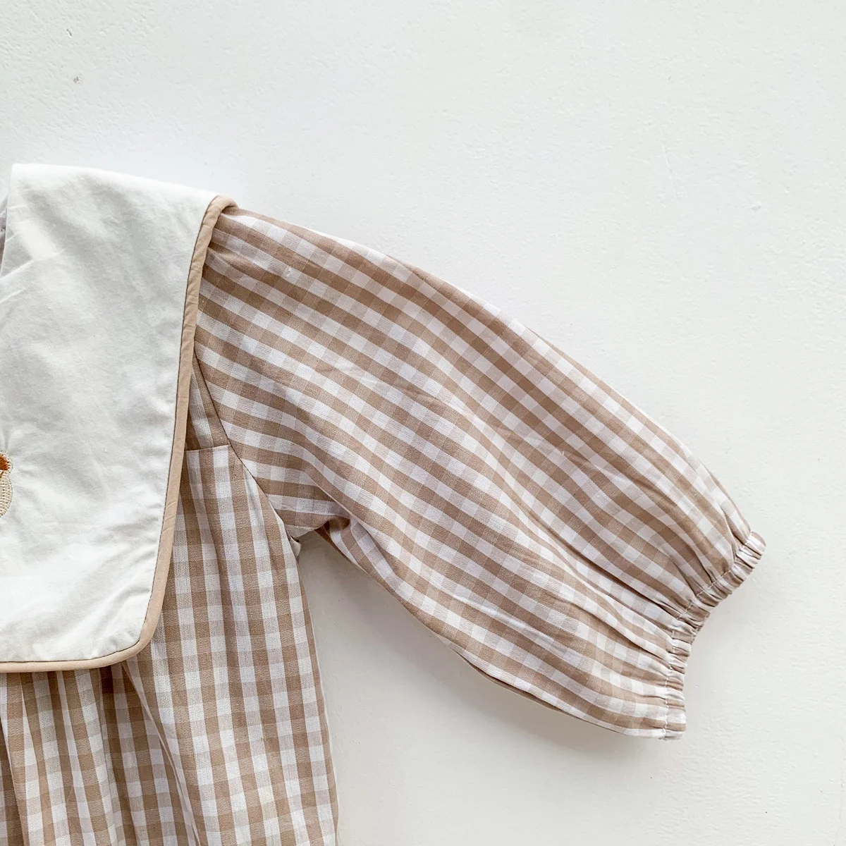 Title 15, Bären-Stickerei Jumpsuit mit eckigem Kragen — B...