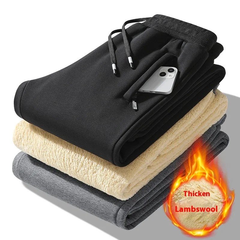 Cashmere sportbroek voor heren van middelbare en oudere leeftijd. Comfortabele broek voor sport en ontspanning, zacht en warm. — foto 9