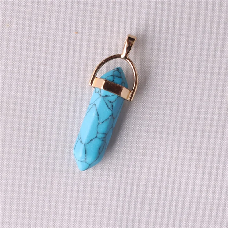 Pingente de prisma hexagonal com fivela banhada a ouro de cristal de quartzo. Elegância e sofisticação que complementam seu estilo único. — foto 53