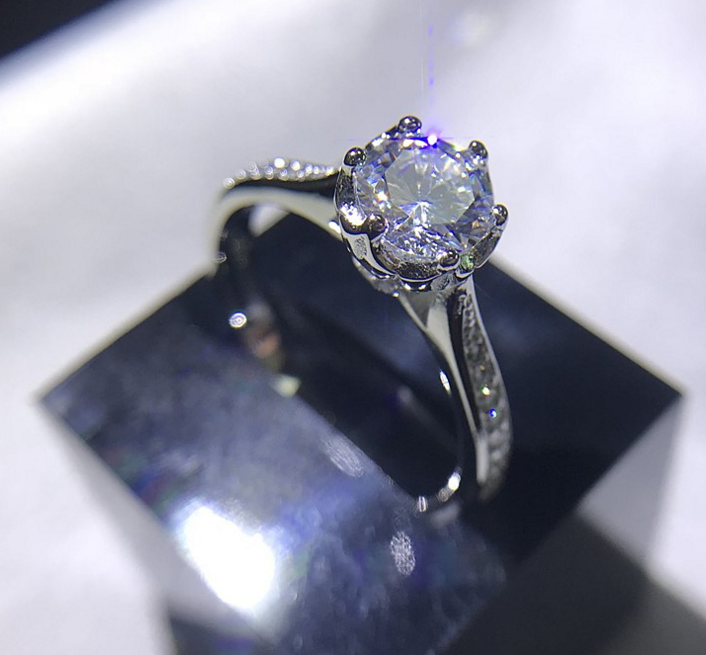 Anel de casamento feminino com flor de diamante de simulação e zircônia, perfeito para noivas e celebrações, um toque de elegância. — foto 4