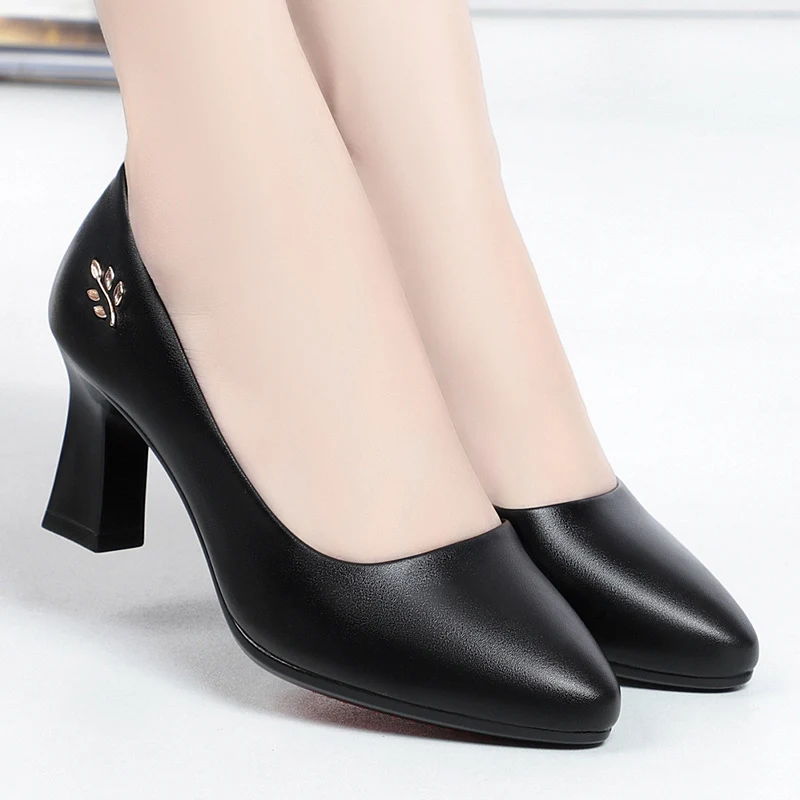 Sapatos de couro macio de salto alto para mulheres de meia-idade, sola macia. Conforto e elegância para seus pés, ideal para o dia a dia. — foto 3