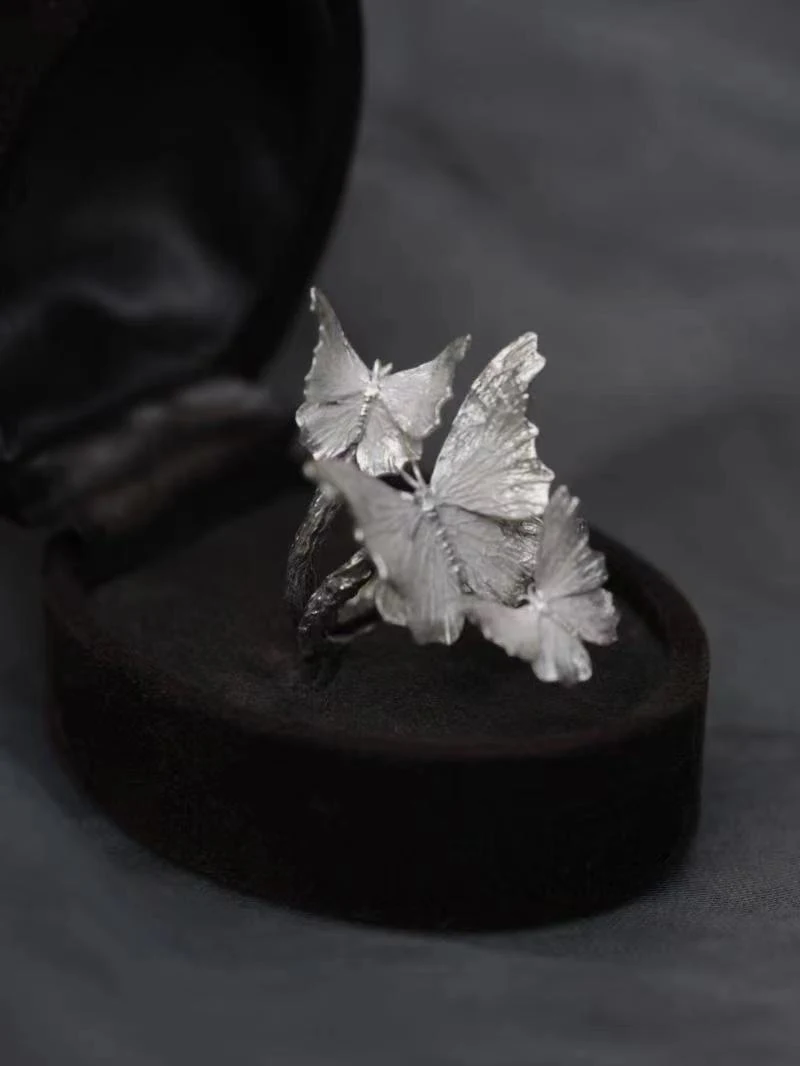 Anel feminino de borboleta esmaltada, design vento frio. Sofisticação e beleza em uma joia. Perfeito para realçar seu estilo com elegância. — foto 12