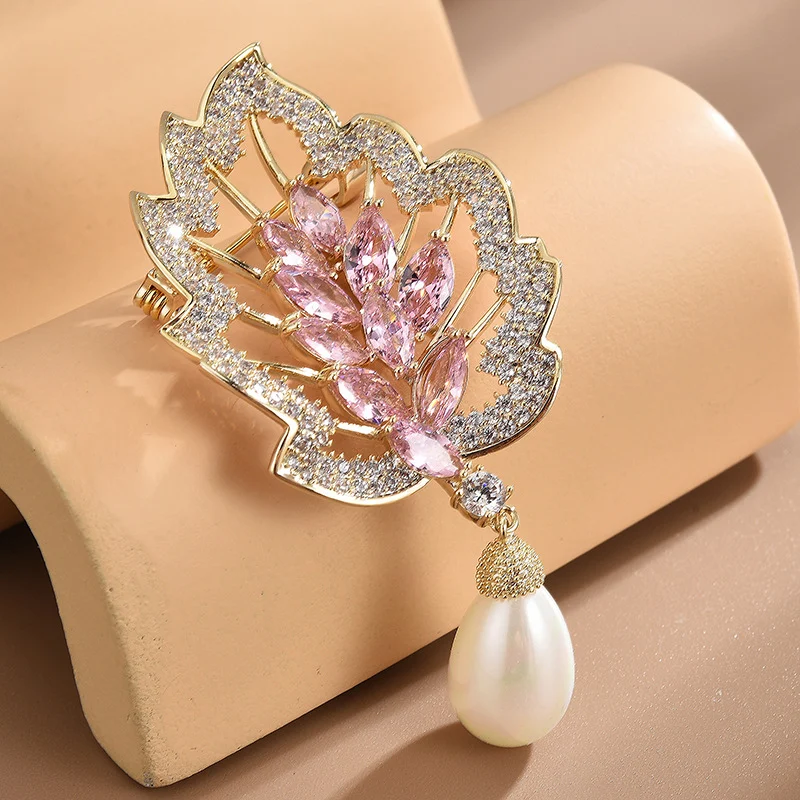 Broche Elegante con Hoja de Zirconia y Perla Corsage Ideal para un Toque de Sofisticación y Brillo en Tu Vestuario Diario o Eventos Especiales. — foto 4