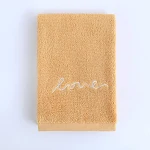 Toalha de rosto bordada de algodão puro, lisa e para presente. Macia, absorvente, perfeita para cuidados diários e um presente atencioso. — foto 1