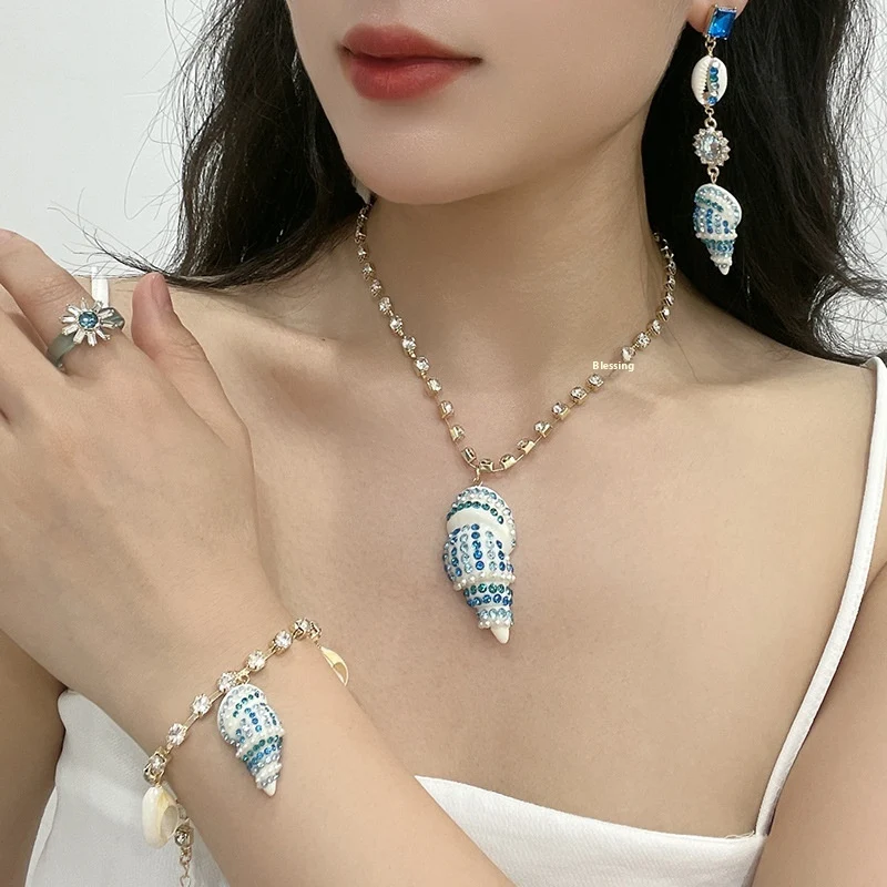 Colar de concha resinada Coastal Series com diamantes incrustados, elegância praiana, design sofisticado, acessório perfeito para looks casuais e especiais. — foto 8