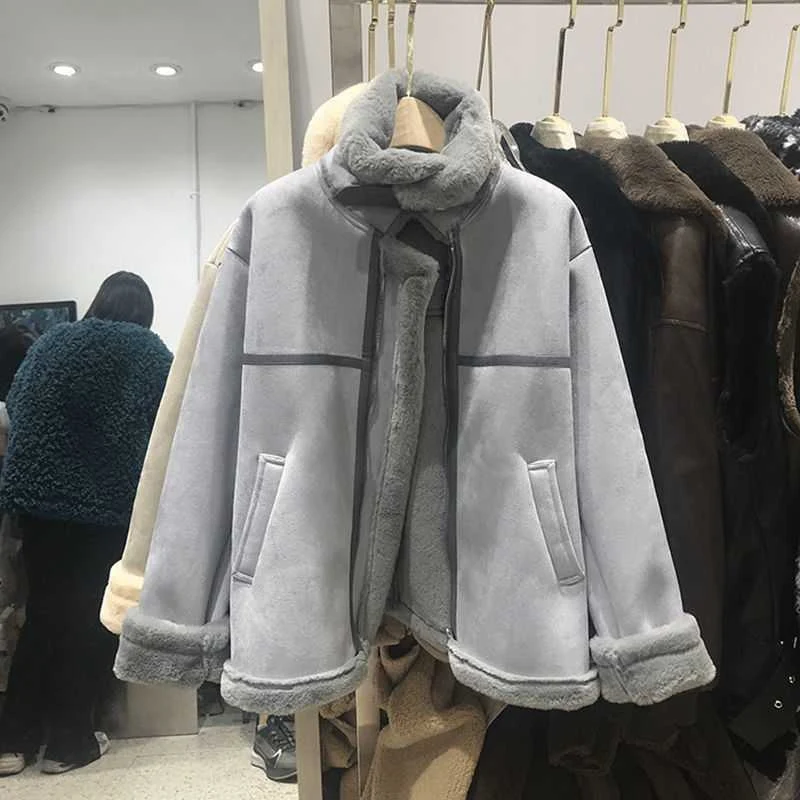 Casaco de pele grande com efeito aveludado que afina a silhueta. Ideal para um look elegante e fino, perfeito para o inverno e ocasiões especiais. — foto 4