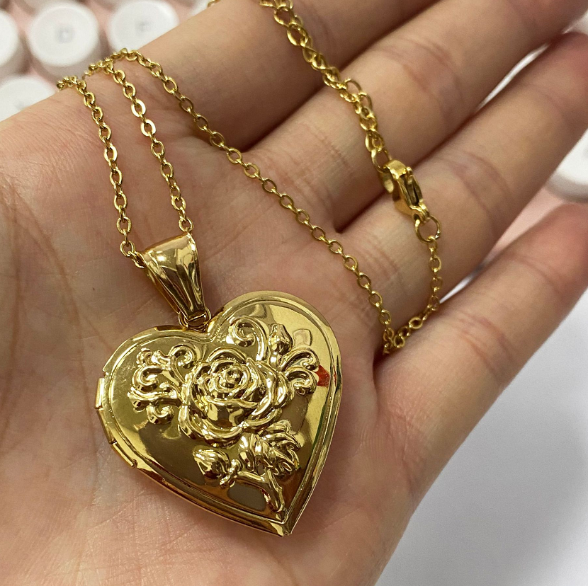 Colar com pingente de coração, presente perfeito para quem você ama. Um símbolo de amor, delicadeza e elegância para todas as ocasiões. — foto 7