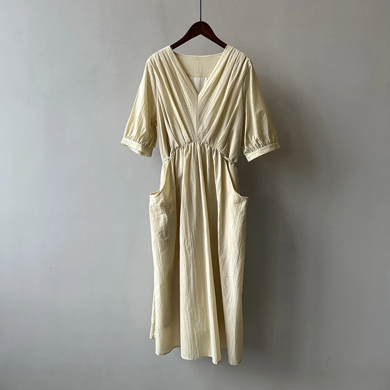 Abito retrò scollo a V plissettato elegante con cintura annodata, lunghezza media, perfetto per un look raffinato e femminile in ogni occasione — foto 9