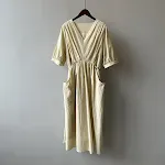 Abito retrò scollo a V plissettato elegante con cintura annodata, lunghezza media, perfetto per un look raffinato e femminile in ogni occasione — foto 9