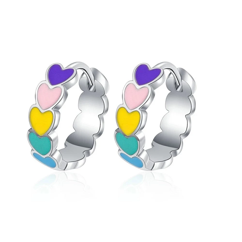 Epoxy Rainbow Love oorklem compact, een kleurrijk en liefdevol accessoire dat je oren siert en een vleugje fantasie toevoegt. — foto 4