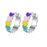 Epoxy Rainbow Love oorklem compact, een kleurrijk en liefdevol accessoire dat je oren siert en een vleugje fantasie toevoegt. — foto 4