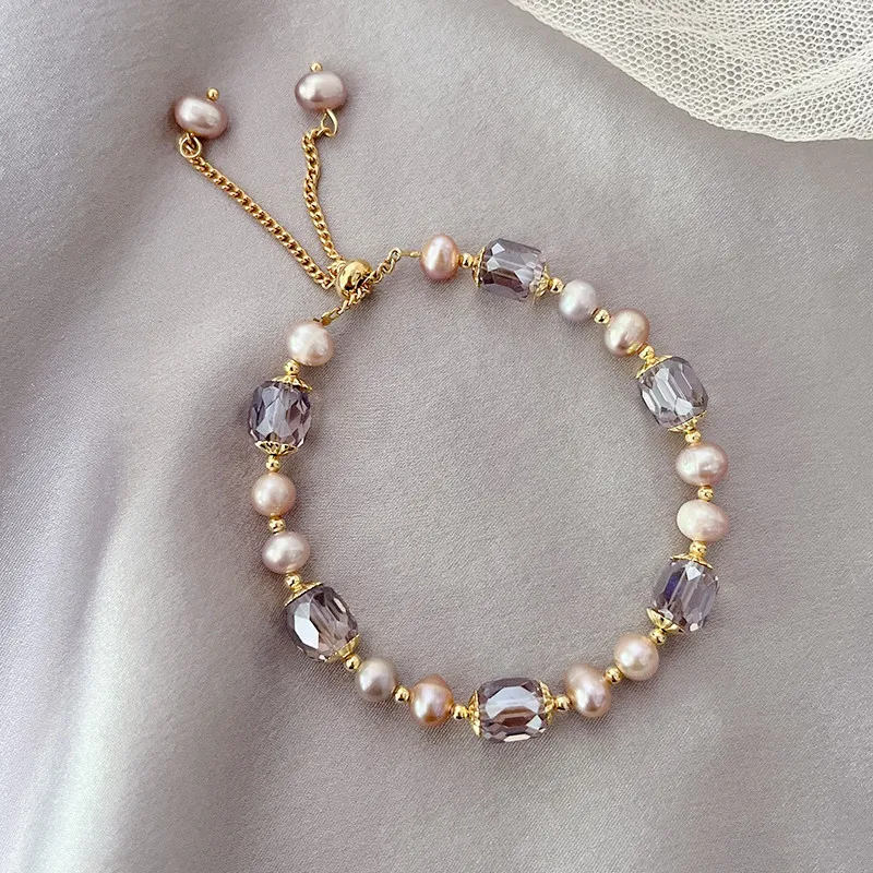 Pulseira de pérolas naturais de água doce para mulheres, um toque de elegância atemporal. Desfrute da beleza natural e sofisticação que ela proporciona. — foto 5