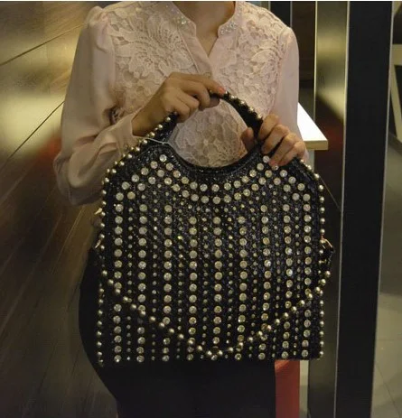Fashion Diamond Studded Rhinestone Hand-held Messenger Bag. Carry your essentials in style with this glamorous and eye-c — photo 4