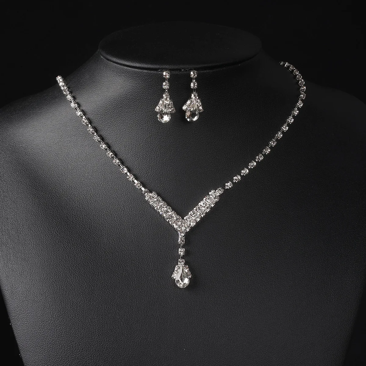 Colar Fashion Bright com gota d'água e zircônia cravejada de strass, realça sua beleza com brilho e sofisticação, ideal para ocasiões especiais. — foto 28