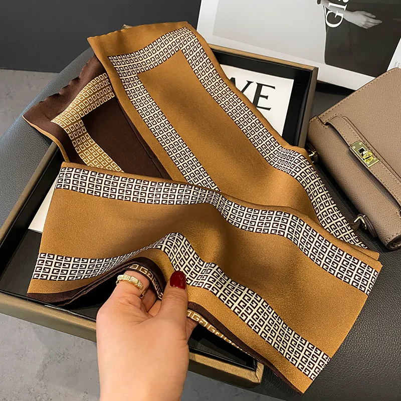 Écharpe en soie Boxer, petite et élégante avec motif de peinture à l'encre, accessoire de mode pour sublimer votre look. — photo 49