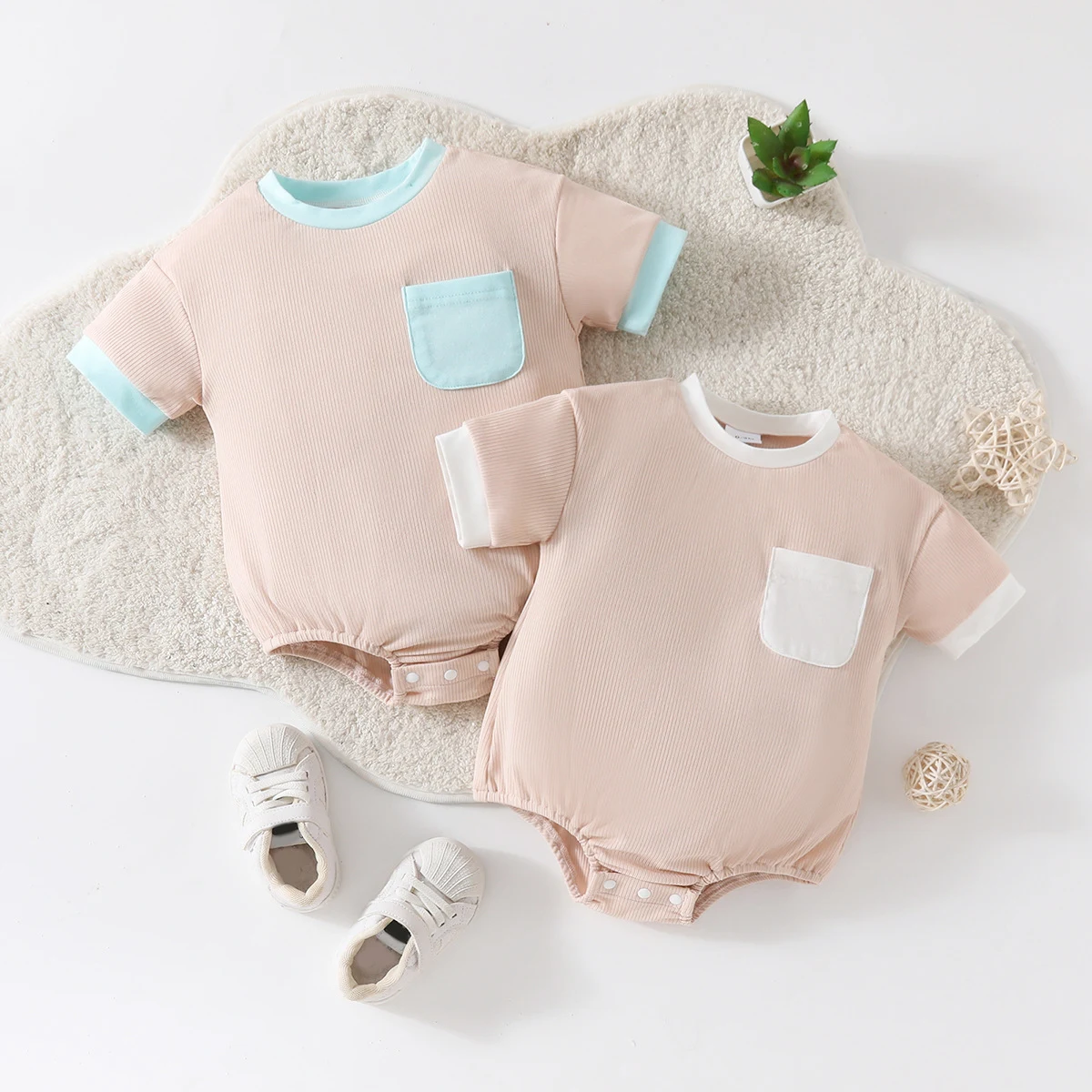 Macacão de engatinhar casual simples de moda com embrulho na bunda. Roupa confortável e prática para bebês, ideal para o dia a dia e fácil de vestir. — foto 1