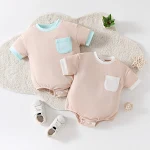 Macacão de engatinhar casual simples de moda com embrulho na bunda. Roupa confortável e prática para bebês, ideal para o dia a dia e fácil de vestir. — foto 1