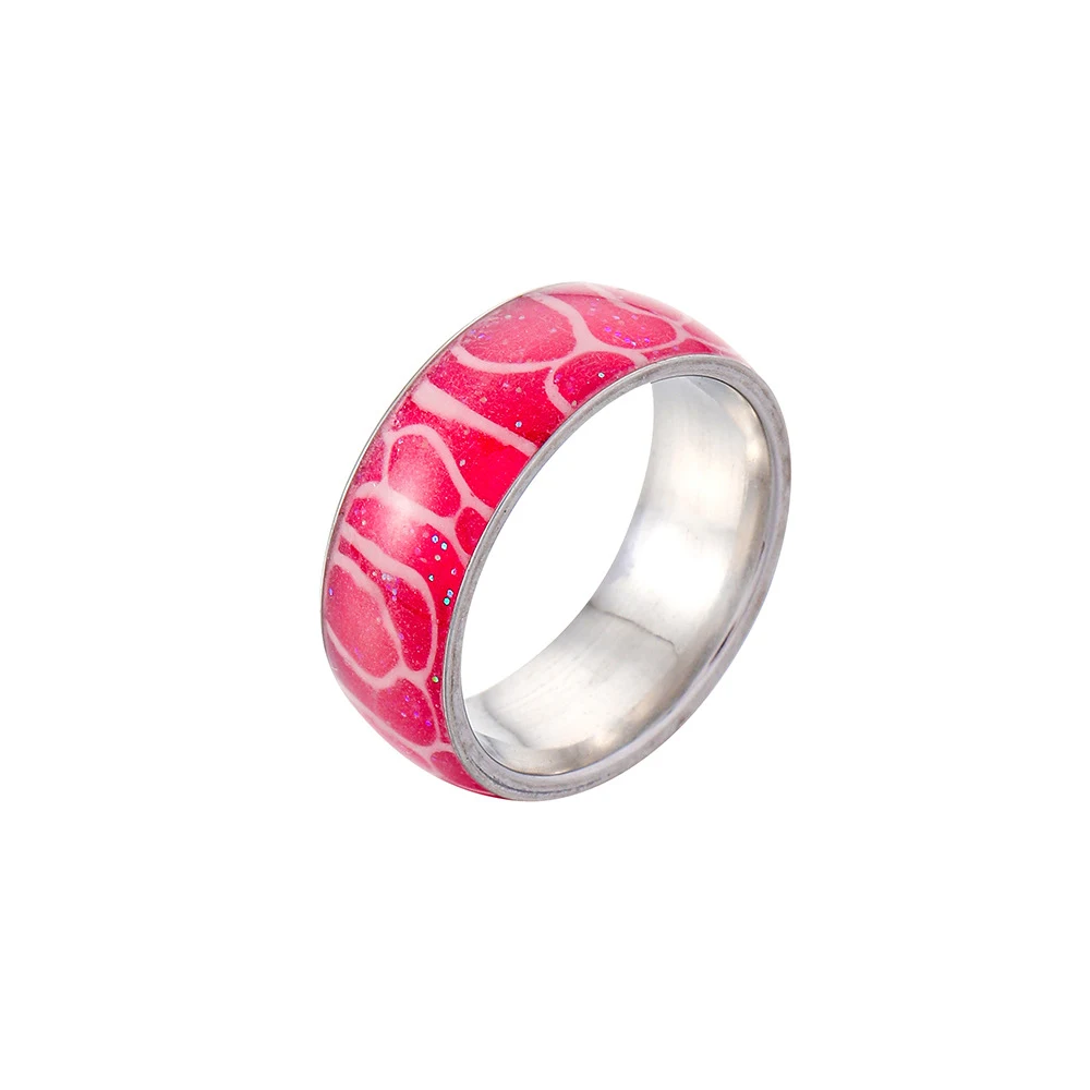 Anel de aço inoxidável brilhante com padrão de zebra irregular. Design único e moderno, perfeito para adicionar um toque de ousadia. — foto 5