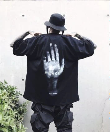 Camiseta manga curta PEACE HAND, perfeita para um visual descontraído e cheio de estilo. Conforto e design únicos. Ideal para diversas ocasiões. — foto 1