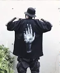 Camiseta manga curta PEACE HAND, perfeita para um visual descontraído e cheio de estilo. Conforto e design únicos. Ideal para diversas ocasiões. — foto 1