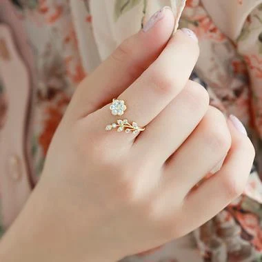 Goud- en zilverkleurige ringen met gedraaide bladeren en bloemen voor doe-het-zelf verjaardagscadeaus en feestjes. Sieraden met wensen. — foto 2
