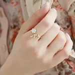 Goud- en zilverkleurige ringen met gedraaide bladeren en bloemen voor doe-het-zelf verjaardagscadeaus en feestjes. Sieraden met wensen. — foto 2