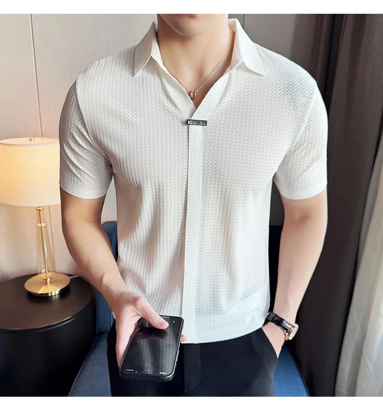 Camisa polo masculina de manga curta com textura waffle fina. Leve e respirável, perfeita para um visual casual e confortável. — foto 7