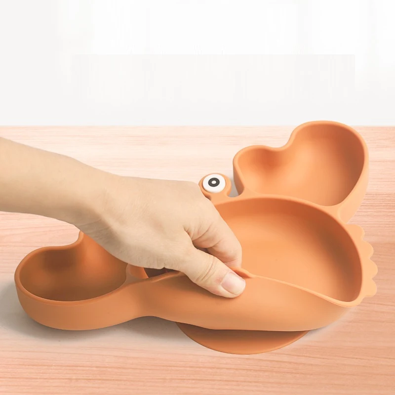 Title 17, Prato de silicone com talheres divididos em for...