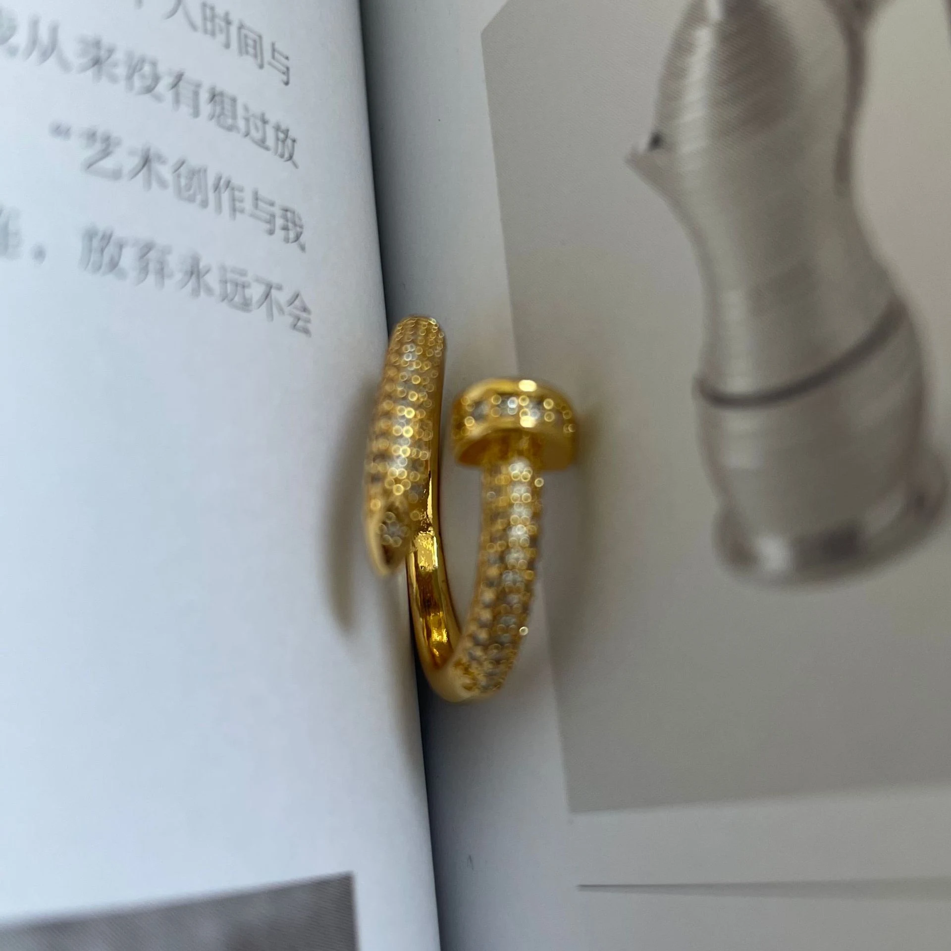 Anel de unha luxuoso em latão com diamantes, iluminação e brilho excepcionais. Adicione um toque de glamour e sofisticação às unhas. — foto 5
