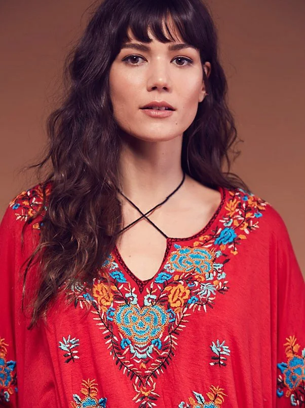 Blusa feminina boho com decote em V, bordada e com amarração. Perfeita para um visual descontraído e estiloso, ideal para o verão. — foto 16