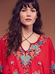 Blusa feminina boho com decote em V, bordada e com amarração. Perfeita para um visual descontraído e estiloso, ideal para o verão. — foto 16