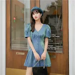 Vestido francês fino com decote em V, mangas bufantes e cintura marcada. Ideal para um visual elegante e sofisticado em diversas ocasiões. — foto 2