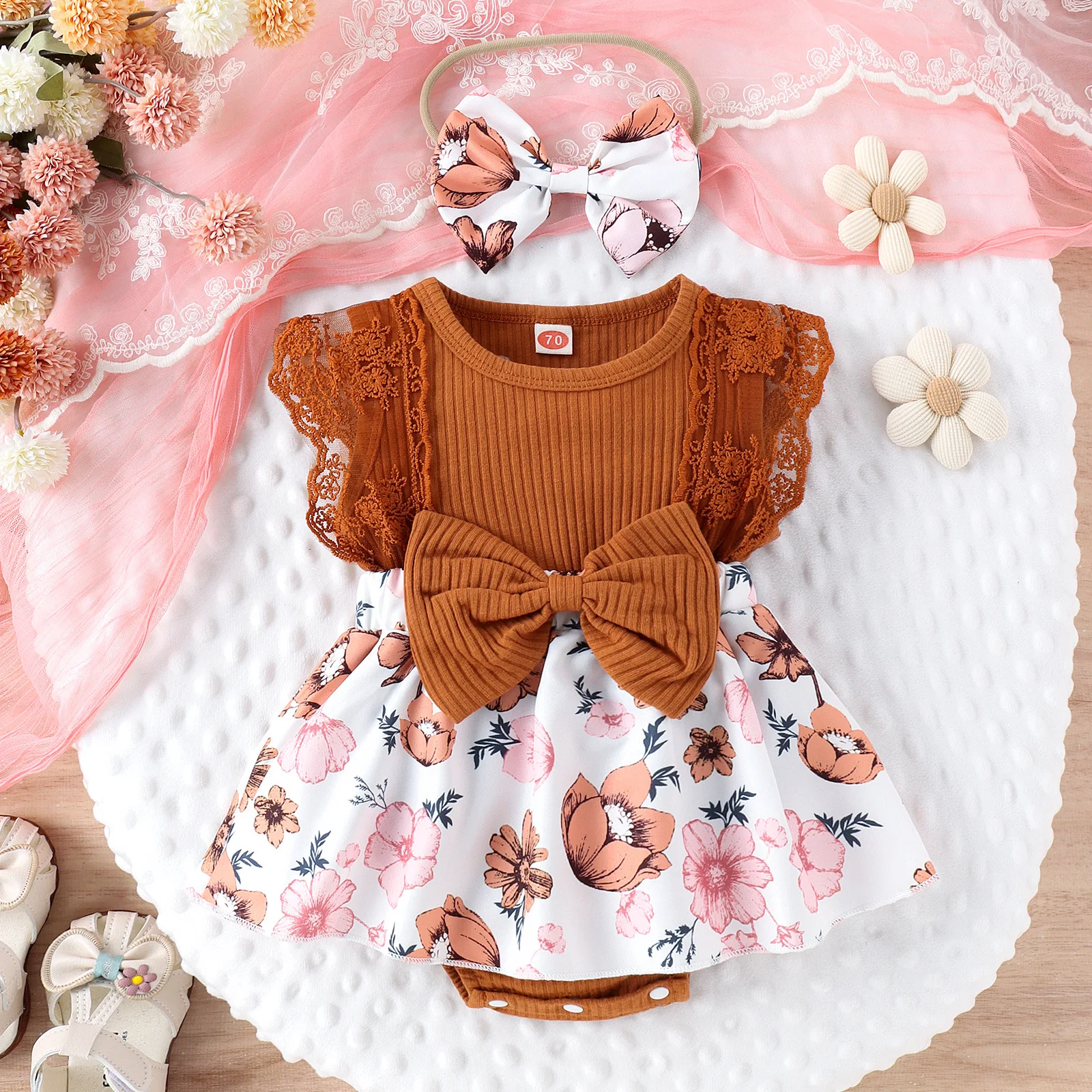 Süßer Baby-Mädchen-Rock-Print-Strampler mit Kopftuch. Bequem und modisch, ideal für den Alltag und besondere Anlässe, ein Muss für Babys. — foto 3