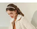 Dames winterjas van katoen met mink-achtige kraag en ruitvormige vulling. Warme, gewatteerde jas voor de winter, combineert comfort en stijl. — foto 4