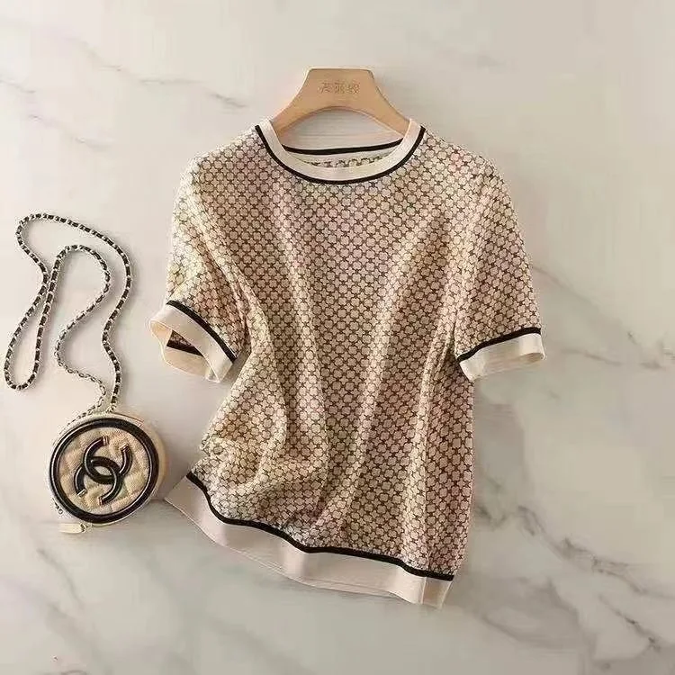 Camiseta de seda artificial, soltinha e emagrecedora, com estampa e chiffon, manga curta, estilo fashion e com caimento leve e elegante. — foto 11