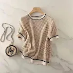 Camiseta de seda artificial, soltinha e emagrecedora, com estampa e chiffon, manga curta, estilo fashion e com caimento leve e elegante. — foto 11