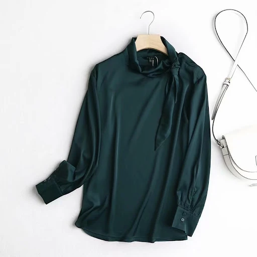 Title 2, Blusa simples de seda com gola alta e blusa tem...