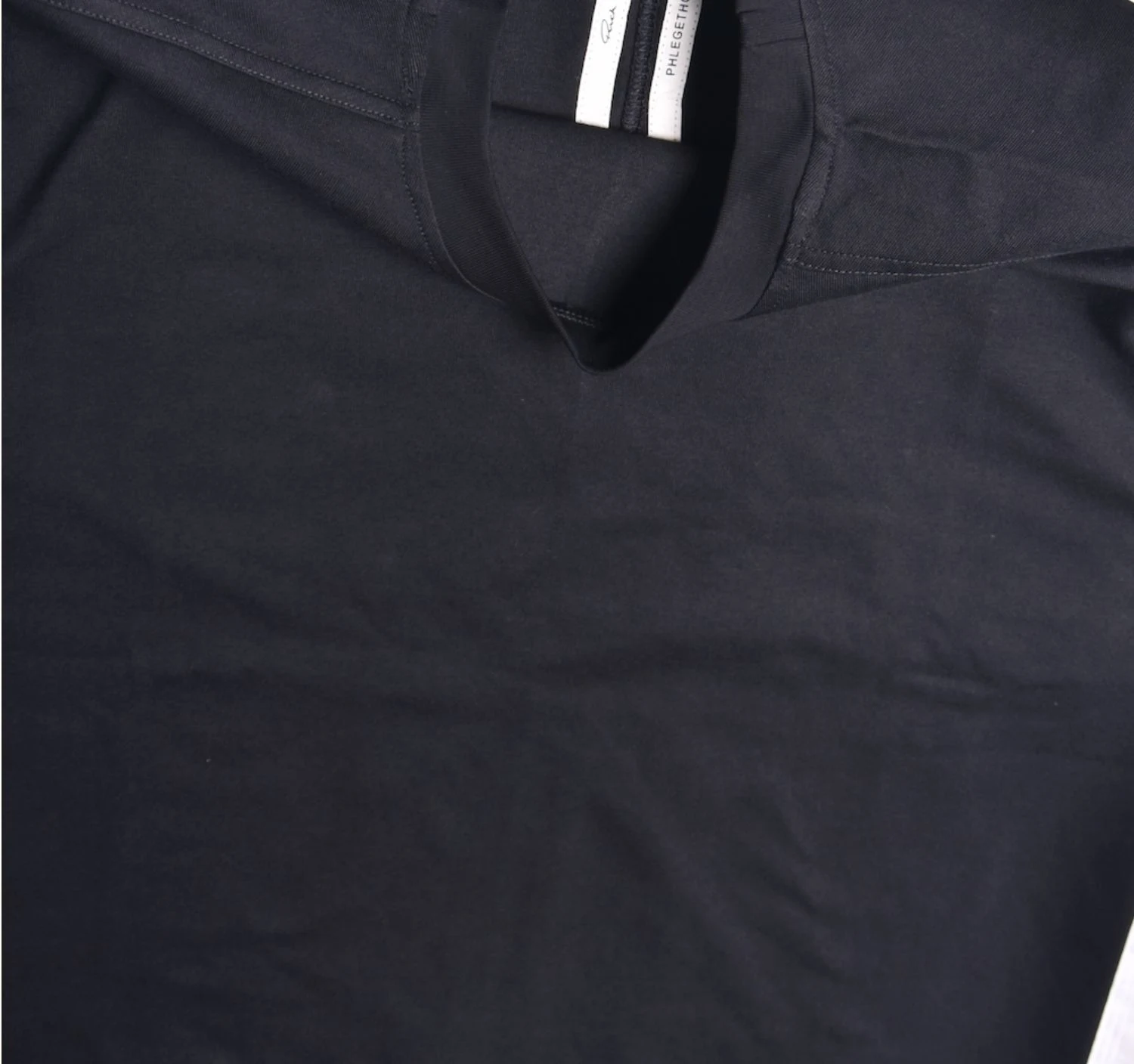 Camiseta Casual Solta Unissex Fashion Conforto e Estilo para Homens e Mulheres Tecido Leve e Fresco Perfeita para o Dia a Dia e Looks Despojados. — foto 3