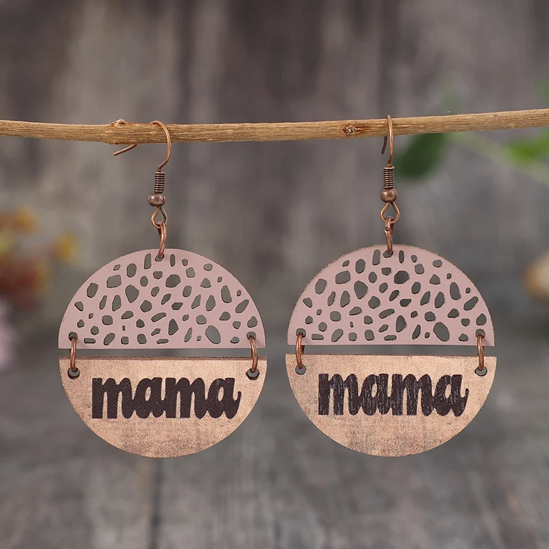 Brincos Dia das Mães Retrô Madeira com Letra de Couro. Presente personalizado e único para mamãe. Joia vintage com toque especial. — foto 8