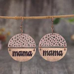 Brincos Dia das Mães Retrô Madeira com Letra de Couro. Presente personalizado e único para mamãe. Joia vintage com toque especial. — foto 8