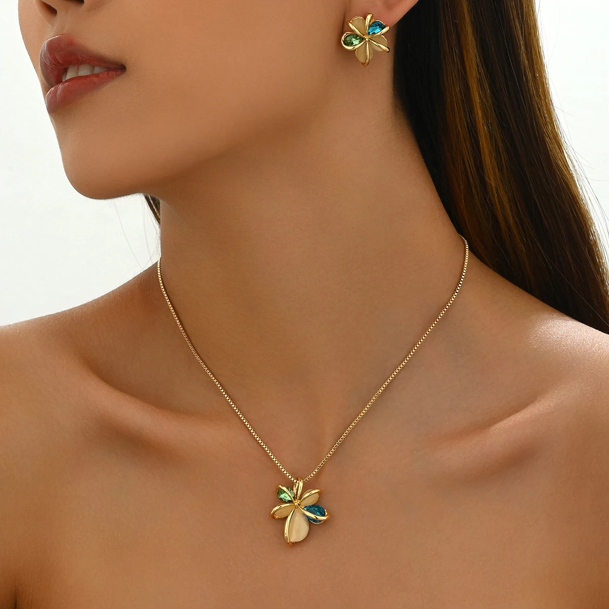 Completo Collana Vintage Donna con Gioiello Intarsiato. Un accessorio elegante e senza tempo per valorizzare il tuo stile con un tocco di lusso. — foto 4