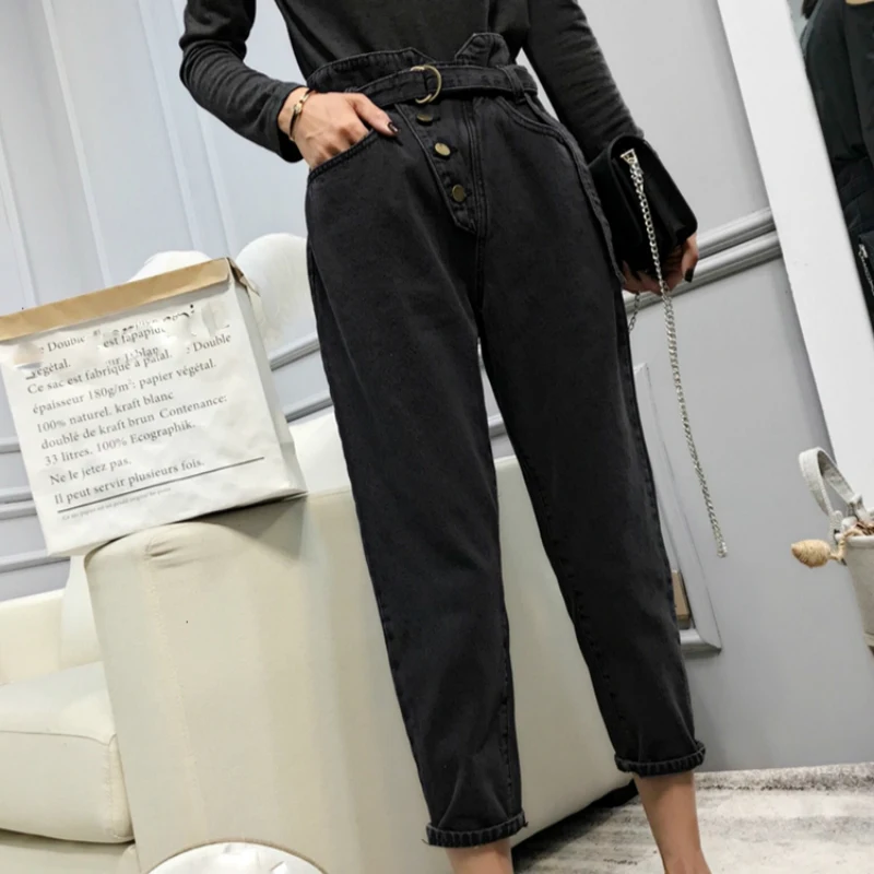 Calça jeans feminina carrot de cintura alta e perna ampla. Conforto e estilo para um visual moderno e elegante, perfeita para você. — foto 3