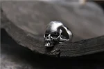 Anel de Caveira Personalizado em Prata 925. Design único e marcante, expresse sua individualidade. Presente ideal para estilo gótico, durável e elegante. — foto 3