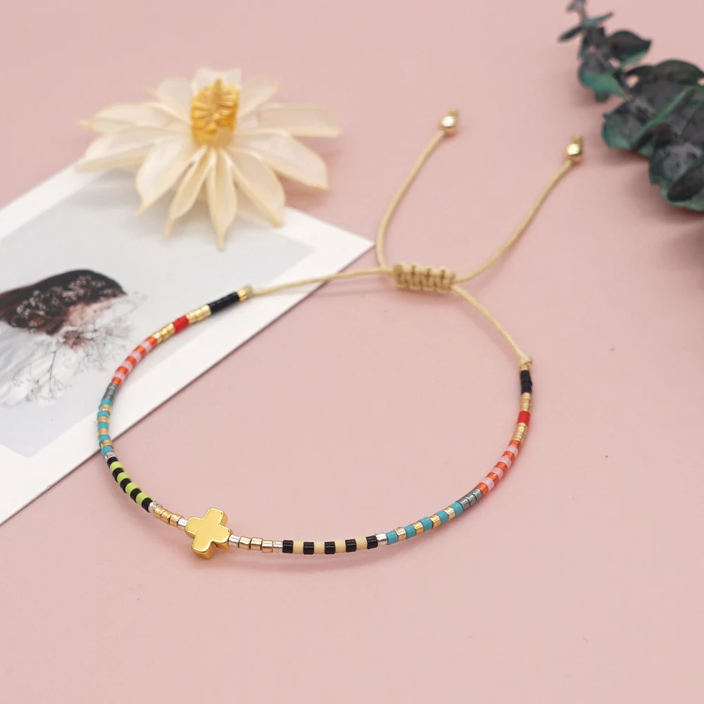 Pulseira empilhada artesanal com contas de arco-íris e cruz Joker, um acessório vibrante e estiloso para expressar sua personalidade. Use já! — foto 1