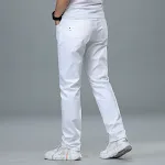 Calça jeans reta de negócios masculina, branca e com elasticidade. Conforto e elegância para o trabalho. Perfeita para um visual profissional. — foto 6