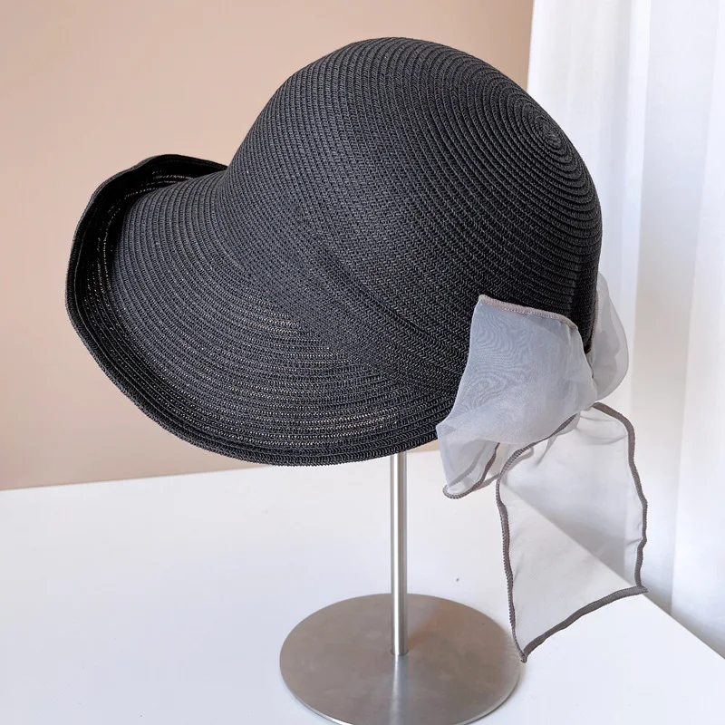 Cappello di paglia arrotolato davanti con fiocco in filo leggero per donna. Perfetta protezione solare estiva con stile e leggerezza. — foto 20