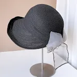 Cappello di paglia arrotolato davanti con fiocco in filo leggero per donna. Perfetta protezione solare estiva con stile e leggerezza. — foto 20