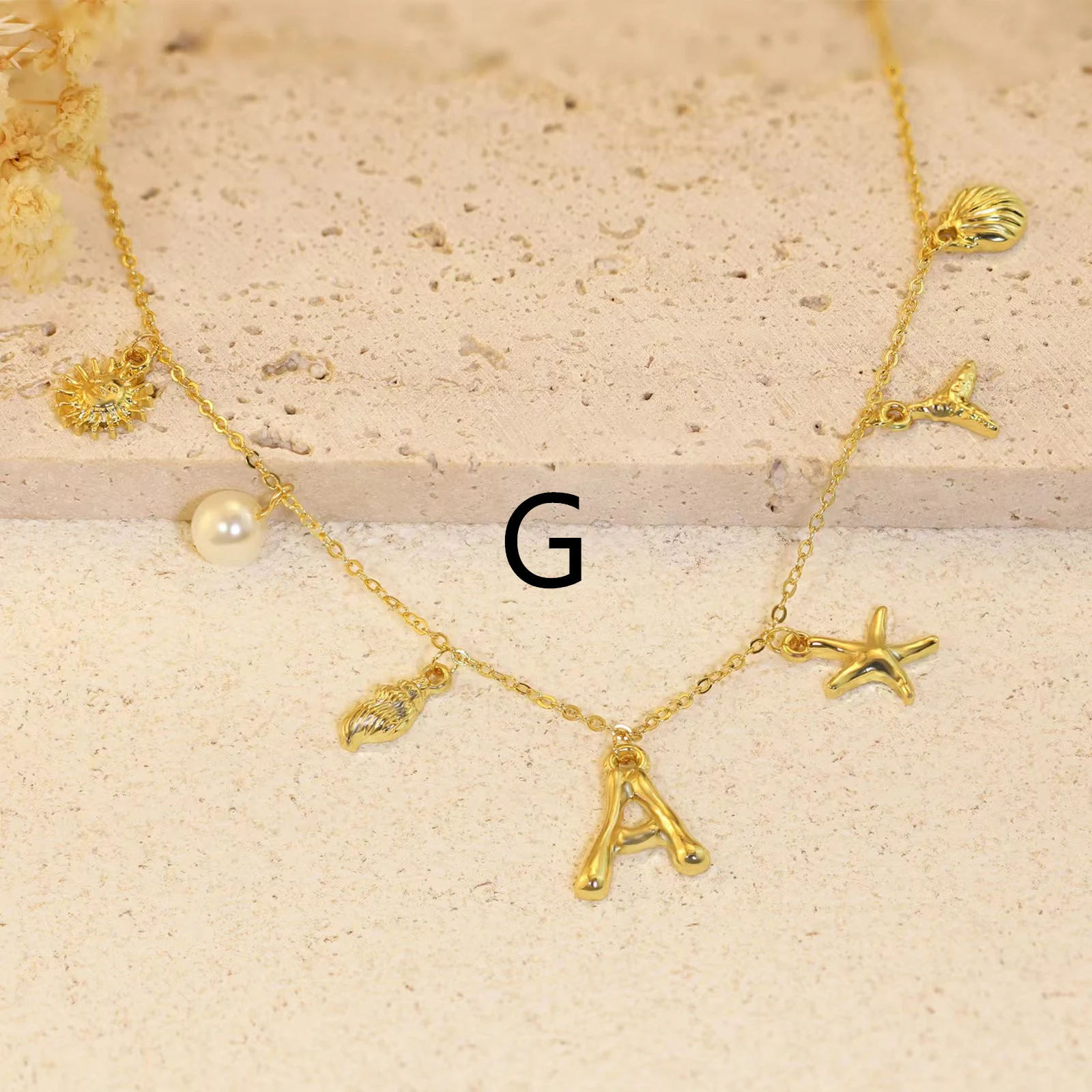 Colar com 26 letras de bambu, estrela do mar e concha. Um acessório natural e especial para um visual único e charmoso. — foto 14