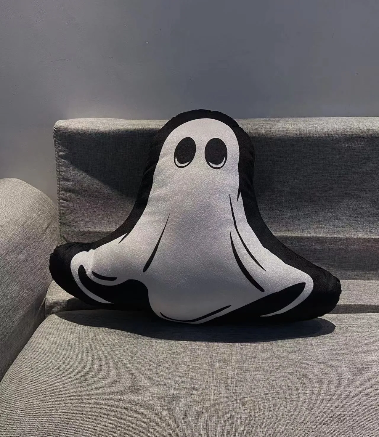 Almofada de fantasma de pelúcia para Halloween, macia e fofa. Perfeita para fotos, decoração e abraçar. Garanta a sua já! — foto 21